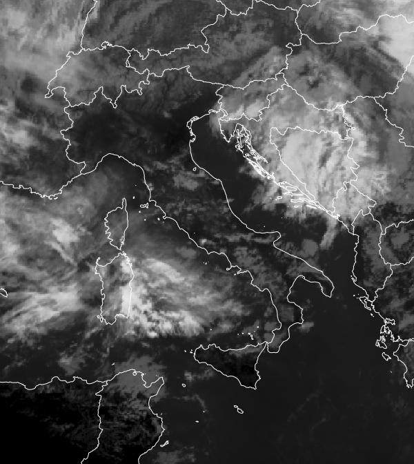 Immagine infrarossa Meteosat sull’Italia: le nubi appaiono bianche